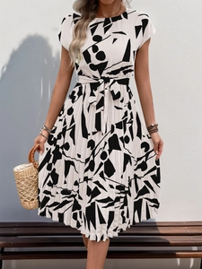 Détail de robe plissée élégante avec imprimé abstrait géométrique et ceinture nouée