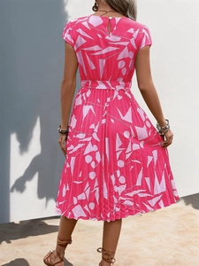 Vue arrière d'une robe d'été plissée avec imprimé géométrique fuchsia et taille cintrée