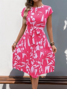Détail de la robe d'été rose avec imprimé géométrique, ourlet plissé et ceinture