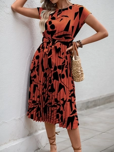Détails de la robe plissée orange rouille avec imprimés abstraits et cordon de serrage