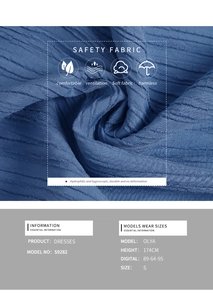 Detail des blauen Plisseestoffs mit atmungsaktiver Textur und bequemer Materialqualität