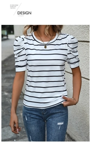 Nahaufnahme der Puffärmel an einem klassischen schwarz-weiß gestreiften Damen T-Shirt