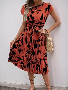 Détail du lien à la taille et des plis sur la robe midi rouge brique abstraite