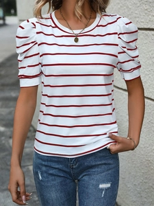 Detail der roten gestreiften Puffärmel und Rundhalsausschnitt am weißen Damen-T-Shirt