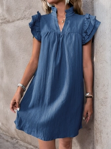 Detail von Rüschenkragen und gestuften Volantärmeln am blauen Sommerkleid