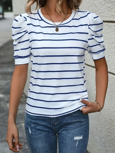 Detail der Puffärmel an einem blau-weiß gestreiften Damen-T-Shirt mit Rundhalsausschnitt
