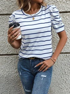 Nahaufnahme eines blau-weiß gestreiften T-Shirts mit Puffärmeln im lässigen Stil