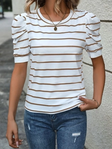 Detailansicht der Puffärmel und braunen Querstreifen auf einem Damen Sommer T-Shirt
