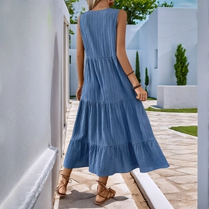 Ärmelloses blaues Plisseekleid in Midi-Länge mit gestuftem Rock für einen Sommer-Look