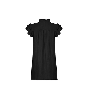 Detail von Rüschen-Stehkragen und mehrlagigen Faltenärmeln am schwarzen Sommerkleid