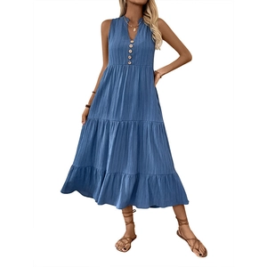 Ärmelloses blaues Maxi-Plissee-Kleid mit V-Ausschnitt und Knöpfen für den Sommerurlaub