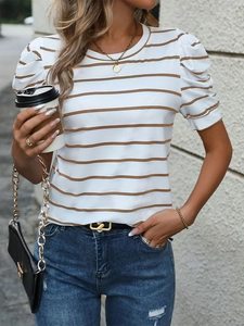 Detail eines weiß-braun gestreiften T-Shirts mit Puffärmeln und klassischem Rundhals