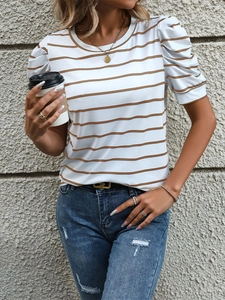 Detailansicht der Puffärmel und des braun gestreiften Musters auf weißem Sommer-T-Shirt