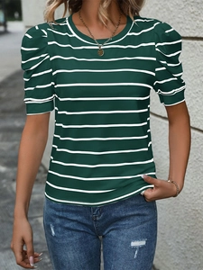 Detail des grünen Streifenshirts mit stylischen Puffärmeln und weichem Rippenstoff