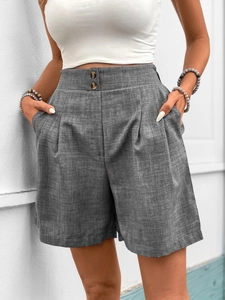 Damen-Shorts mit hoher Taille in Hellgrau, Knopfdetails und Faltenfront-Design