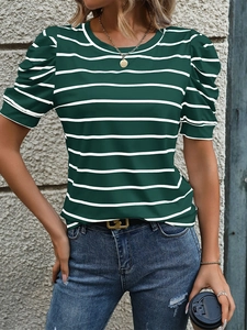 Detail eines grün gestreiften Puffärmel-T-Shirts mit Rundhals und schmaler Passform