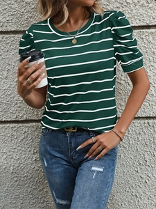 Detail von grün-weiß gestreiftem Shirt mit Puffärmeln und legerem Rundhalsausschnitt