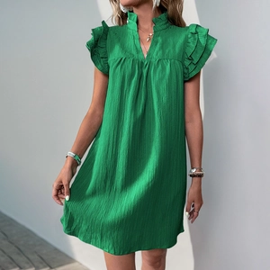 Hellgrünes Sommerkleid mit Crinkle-Struktur, Volantärmeln und modischem Stehkragen