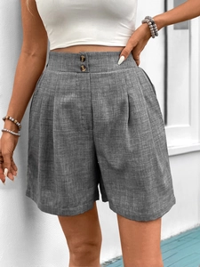 Detailaufnahme grauer Falten-Shorts mit hoher Taille aus Strukturstoff und Doppelknöpfen