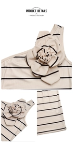 Détail de la robe une épaule à rayures beige avec fleur 3D et texture en maille côtelée