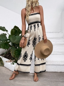 Détail d'une combinaison bustier avec imprimé ethnique et fentes latérales aux jambes