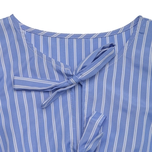 Detailansicht des Rundhalsausschnitts mit Schleife an einem blau-weiß gestreiften Kleid