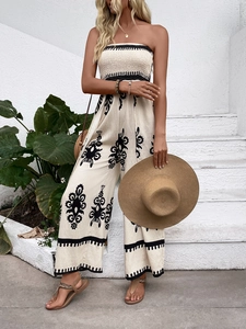 Détail du bustier smocké et de l'imprimé bohème sur une combinaison d'été à jambes larges