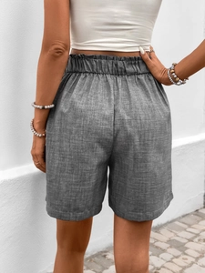Rückansicht grauer Freizeitshorts mit hoher Taille und elastischem Faltenbund-Detail