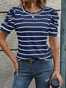 Detail der Puffärmel an einem dunkelblau-weiß gestreiften T-Shirt mit Rundhalsausschnitt