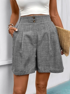 Detailansicht der grauen Leinen-Shorts mit hoher Taille, Knopfverschluss und Bundfalten