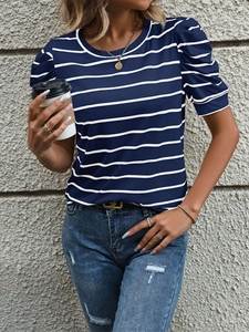 Detail eines marineblau-weiß gestreiften T-Shirts mit modischen Puffärmeln