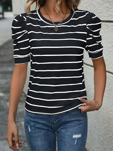 Detail eines klassisch schwarz-weiß gestreiften T-Shirts mit Puffärmeln und Rundhals