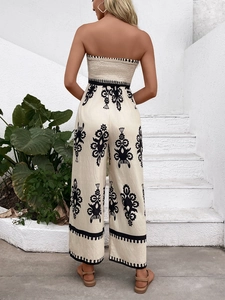 Vue détaillée du dos d'une combinaison bustier avec smocks et imprimé mandala noir