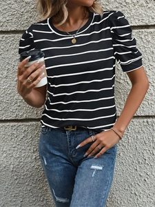 Detail der Puffärmel und der klassischen schwarz-weißen Streifen auf einem Damen-T-Shirt