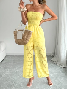 Eleganter gelber trägerloser Jumpsuit mit Smok-Oberteil und floraler Spitzenstruktur