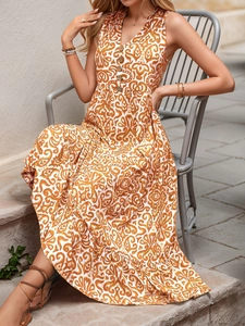 Details des ärmellosen Boho-Maxikleids mit V-Ausschnitt, orangefarbenem Print und Knöpfen