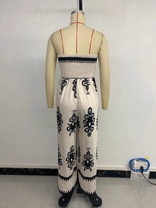 Détail d'une combinaison à fleurs avec bustier élastique et fines bretelles