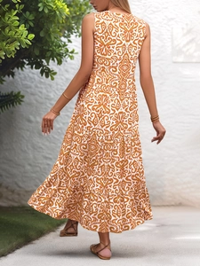 Detail des böhmischen orange-weißen Schnörkelmusters am gestuften ärmellosen Maxikleid