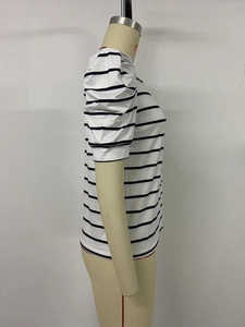 Detail eines weiß gestreiften T-Shirts mit Puffärmeln und geripptem Baumwollstoff