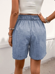 Rückansicht blauer Baumwoll-Leinen-Shorts mit hohem Paperbag-Bund und Gummizug