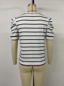 Detailansicht des schwarz-weiß gestreiften Puffärmel-T-Shirts mit strukturierter Strickware