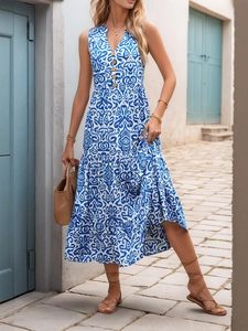 Detail von V-Ausschnitt mit Holzknöpfen am böhmischen blau-weißen Maxikleid