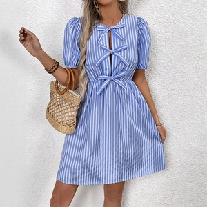 Romantisches blau-weiß gestreiftes Sommerkleid mit Puffärmeln und Schleifen-Details