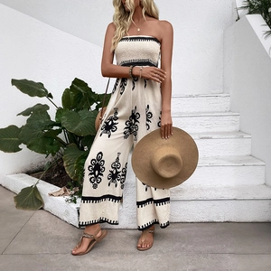 Combinaison bustier femme jambe large avec imprimé floral ethnique et buste smocké pour vacances