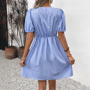 Blau gestreiftes Sommerkleid mit Puffärmeln und elegantem Schleifendetail am Rücken
