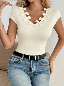 Top aderente in maglia con scollo a V color crema con fiocchi decorativi