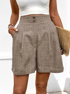Detail von braunen Leinen-Shorts mit hoher Taille, Doppelknöpfen und Faltendesign