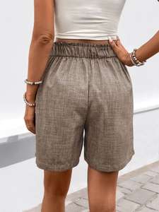 Rückansicht von Damen-Leinenshorts mit hoher Taille und elastischem, gefaltetem Bund