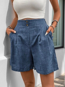 Detail der blauen Leinen-Shorts mit hoher Taille, Knopfdekor und Texturgewebe
