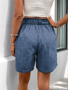 Rückansicht von blauen Leinen-Shorts mit hoher Taille und elastischem Kräuselbund
